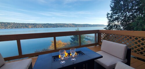 Luxe Waterfront Haven – Private Beach, Game Room & Breathtaking Views