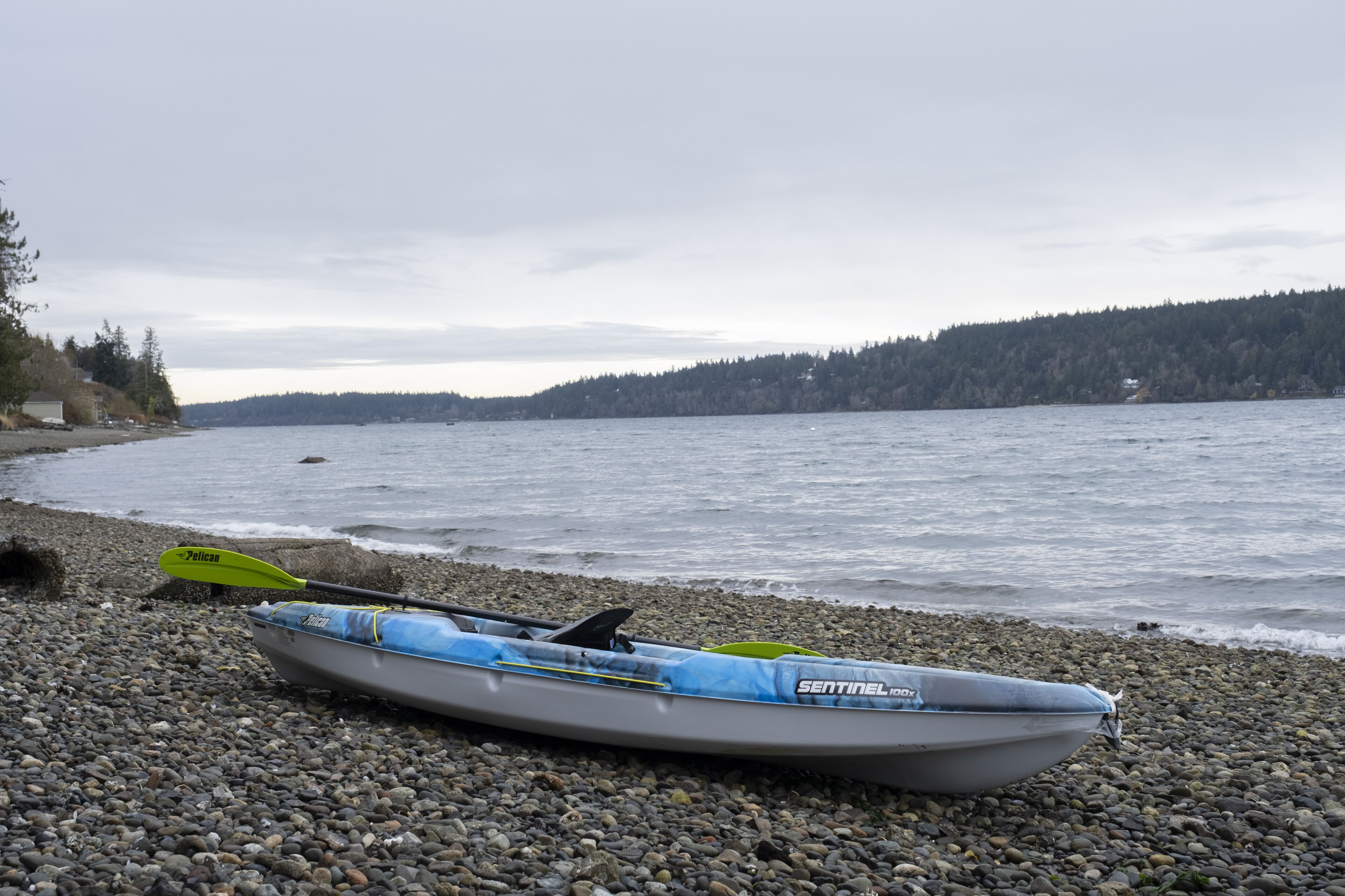 En la playa, camastros y toallas de playa 