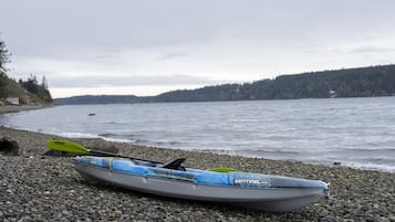 En la playa, camastros y toallas de playa