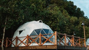 ลักซ์ชัวรี่เต็นท์ | 1 ห้องนอน, โต๊ะทำงาน, ผ้าม่านกันแสง, Wi-Fi ฟรี