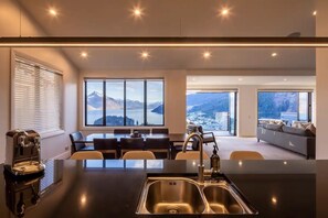 Interior - Picture Point Villa - luxury with panoramic views (Queenstown)