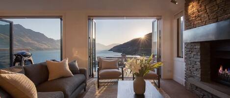 Smart-TV, Kamin, Bücher, Stereoanlage