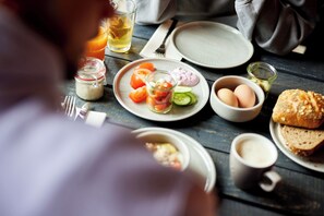 Tägliches Frühstücksbuffet gegen Gebühr