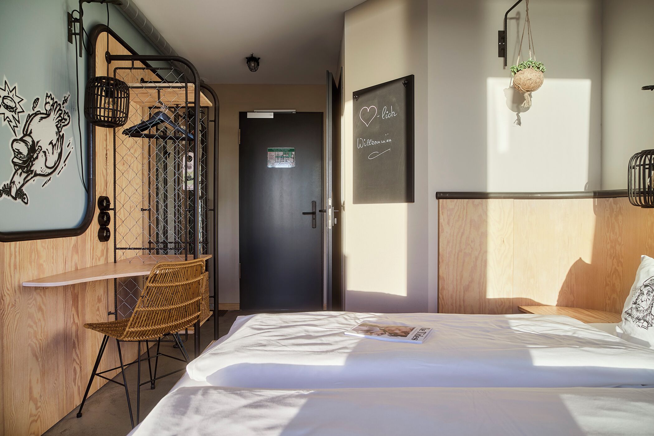Une chambre d’hôtel comprenant un lit, un bureau avec une chaise, une armoire et une porte.