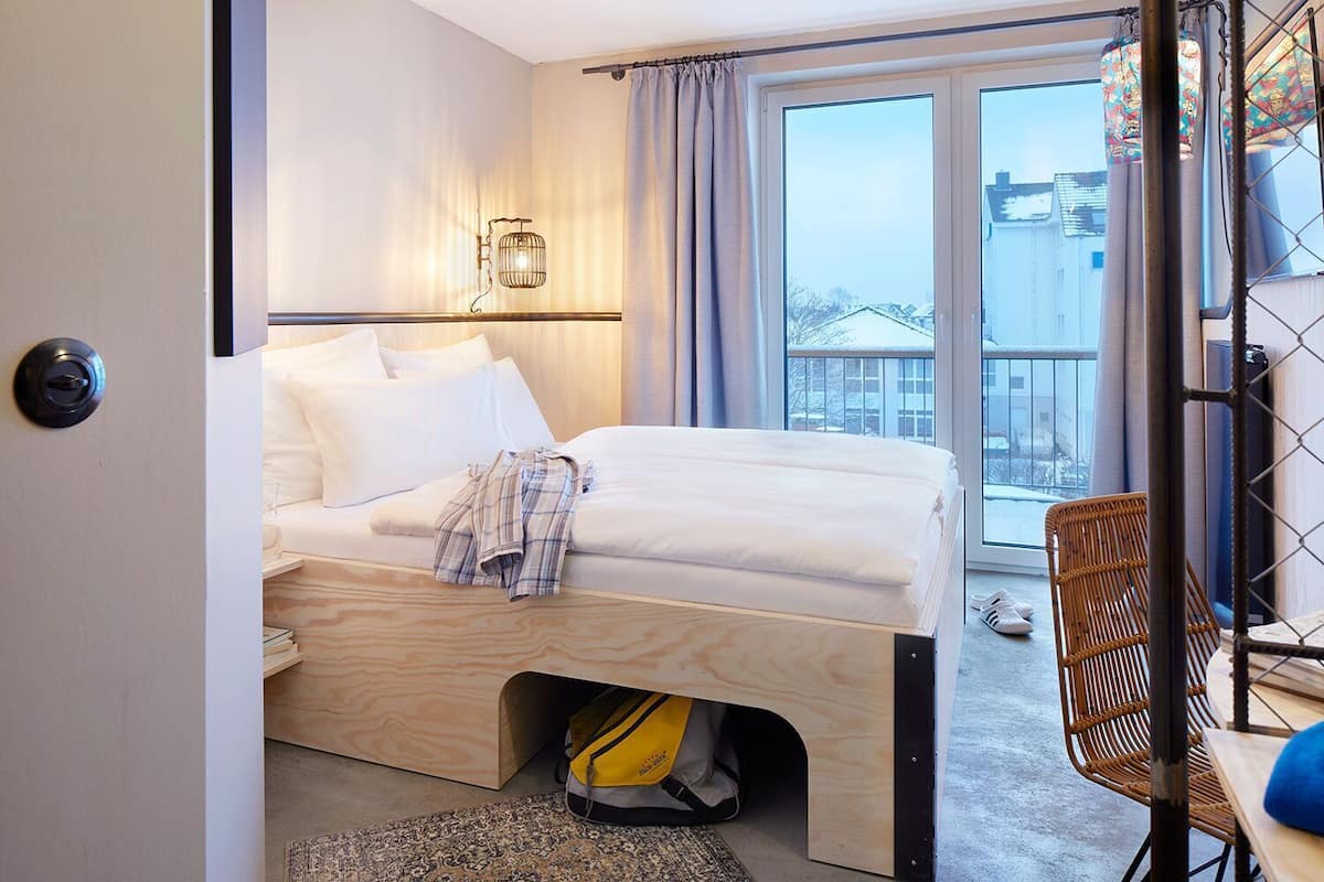 Hypo-allergenic bedding, free WiFi, bed sheets