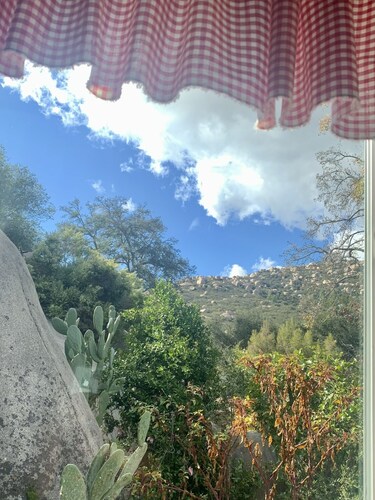 Romantic & cozy cottage w/fireplace; close to hiking trails & 30min to San Diego