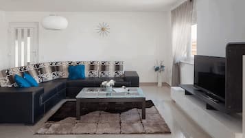 Family Apartment A1 | Wohnbereich | 100-cm-Flachbildfernseher mit Satellitenempfang, Fernseher