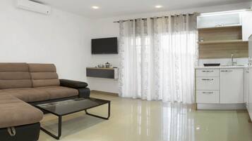 En 100-centimeters Flatskjerm-TV med Parabol-TV samt TV