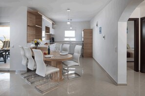 Family Apartment A1 | 専用キッチン | 冷蔵庫、電子レンジ、コンロ、食器洗い機