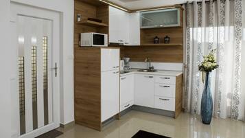 Kühlschrank, Mikrowelle, Herdplatte, Geschirrspüler