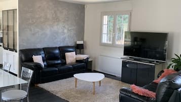 Family Apartment | Living area | 100-cm flat-screen TV with digital channels, TV, table tennis