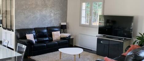 Family Apartment | Living area | 100-cm flat-screen TV with digital channels, TV, table tennis