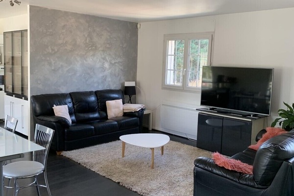 Family Apartment | Living area | 100-cm flat-screen TV with digital channels, TV, ping pong