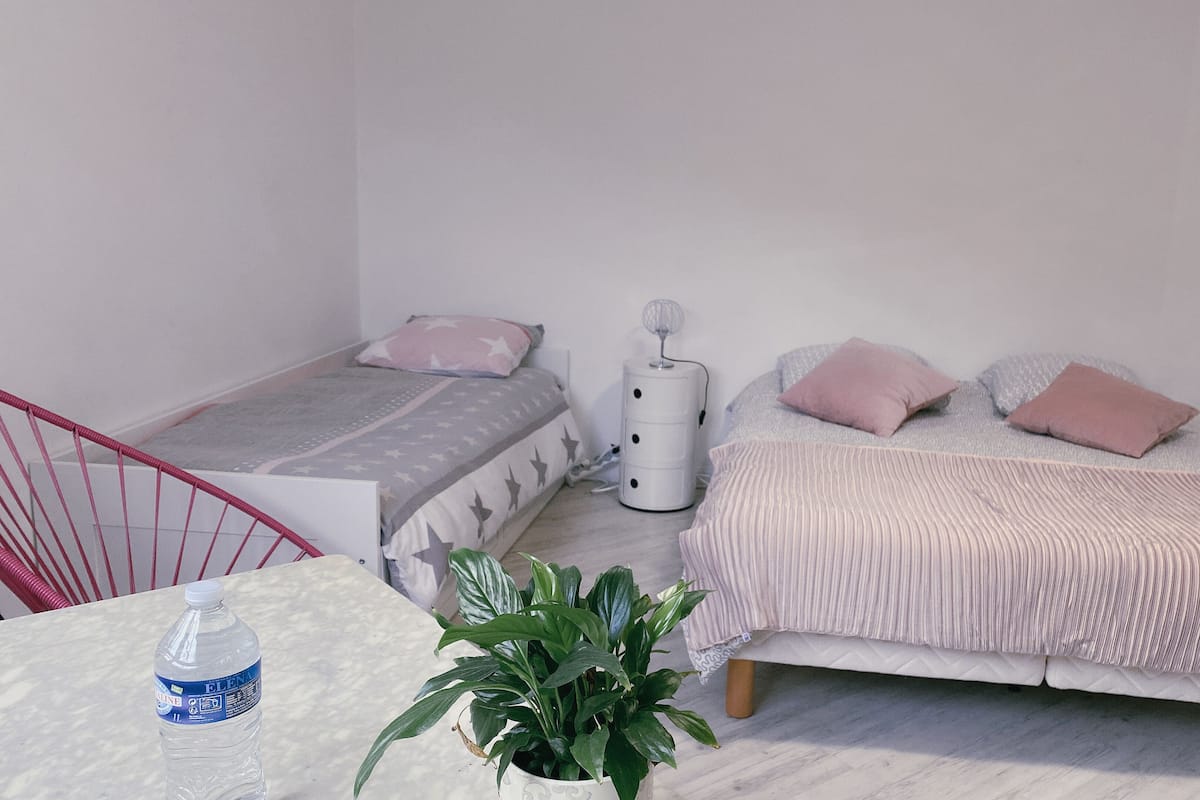 1 yatak odası, kaliteli yatak takımı, ütü/ütü masası