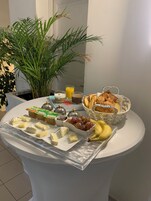 Desayuno continental diario (EUR 9 por persona)