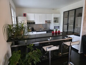 Refrigerador, microondas, horno, placa de cocina