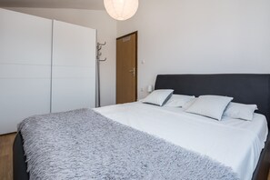 Family Apartment A1 | 2 soverom, strykejern/-brett, wi-fi (inkludert) og sengetøy