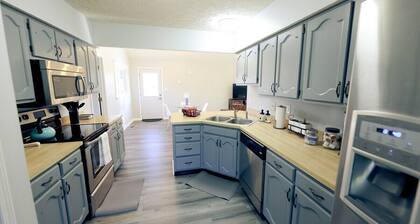 3BR Suburban Getaway in Indy 7 min to Airport