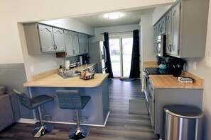 Een koelkast, een microgolfoven, een oven, een kookplaat