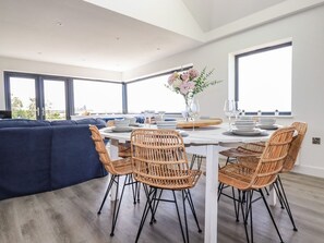 Dining - Camelot (Tintagel)