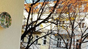 Un balcone con vista su un edificio e alberi.