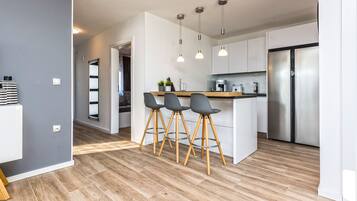 Familienvilla | Eigene Küche | Kühlschrank, Mikrowelle, Ofen, Herdplatte