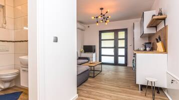 Familienvilla | Wohnbereich | 100-cm-Flachbildfernseher mit Satellitenempfang, Fernseher