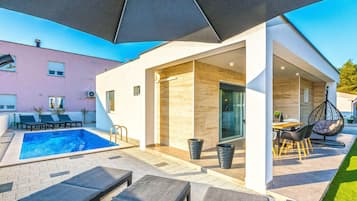 Außenpool, Sonnenschirme, Liegestühle