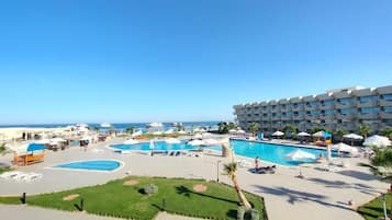 4 outdoor pools, pool umbrellas, pool loungers