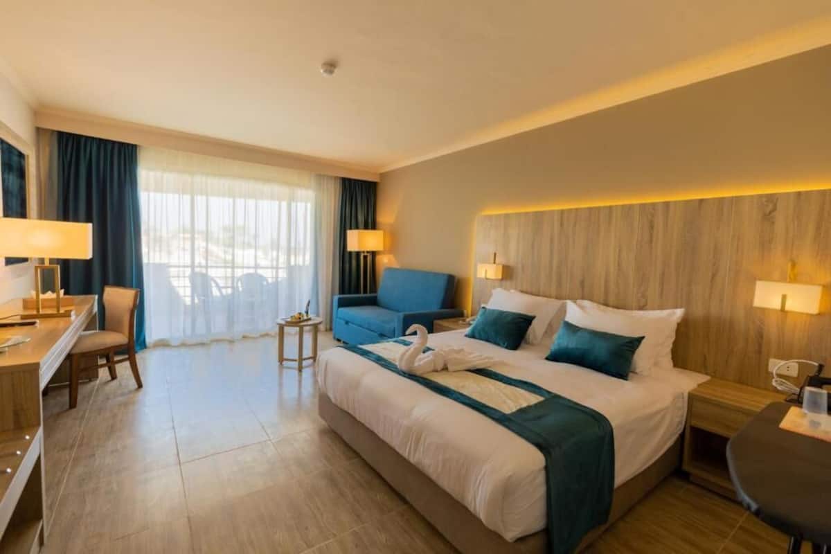 Hypo-allergenic bedding, free minibar, in-room safe, blackout curtains