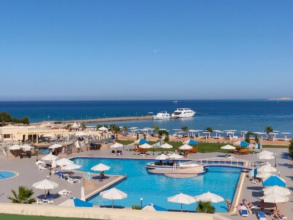 4 piscines extérieures, parasols de plage, chaises longues