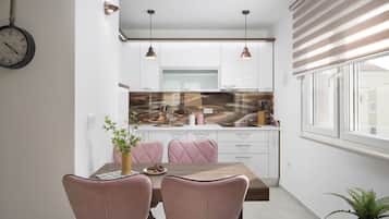 Superior Apartment A2 | Eigene Küche | Kühlschrank, Mikrowelle, Herdplatte, Geschirrspüler