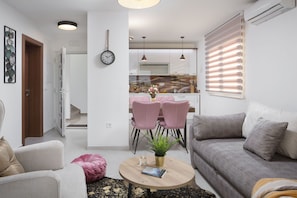 Royal Apartment A3 | Eget kök | Kylskåp, mikrovågsugn, spishäll och diskmaskin