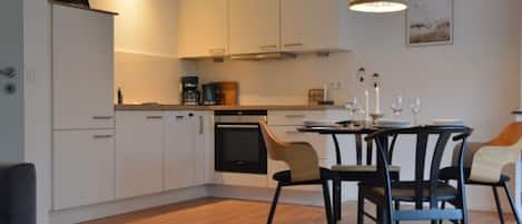 Fridge, oven, stovetop, dishwasher