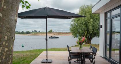 Diese luxuriösen, stilvollen und freistehenden Ferienvillen für sechs Personen haben einen einzigartigen Blick auf das Wasser. Die luxuriöse Villa bietet viel Privatsphäre, ein hohes Maß an Komfort und eine große Außenterrasse aus Hartholz. Optimale