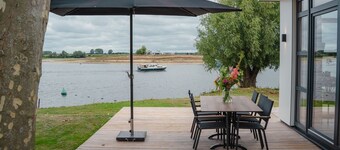 Deze luxe, sfeervolle en vrijstaande vakantievilla's voor 6 personen zijn voorzien van een uniek uitzicht op het water. De luxueuze villa's bieden veel privacy, een hoge comfort standaard en beschikken over een ruim hardhouten buitenterras. Alle ingr