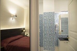 أغطية فراش متميزة وألحفة محشوة بالريش وميني بار وخزنة داخل الغرفة