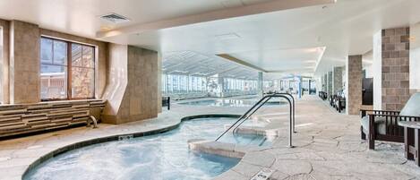 Una piscina techada, una piscina climatizada