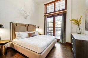 4 habitaciones, escritorio y tabla de planchar con plancha 