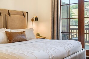4 bedrooms, desk, iron/ironing board, travel crib