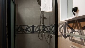 Habitación empresarial doble | Baño | Regadera, regadera tipo lluvia, secadora de cabello, pantuflas