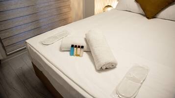 Habitación empresarial doble | Ropa de cama hipoalergénica, minibar y escritorio