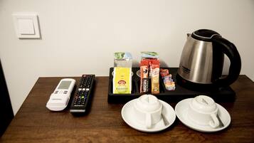 Ropa de cama hipoalergénica, minibar y escritorio