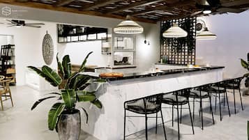 Piscina externa sazonal, guarda-sóis, espreguiçadeiras