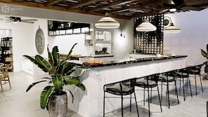 Een seizoensgebonden buitenzwembad en parasols bij het zwembad