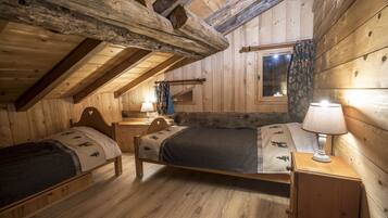 6 slaapkamers, een bureau, een strijkplank/strijkijzer, reisbedje