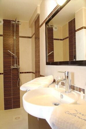 Dusche, kostenlose Toilettenartikel, Haartrockner, Bademäntel