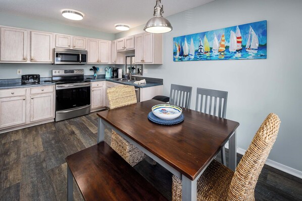 Fridge, microwave, oven, stovetop - Sunset Cottages 4C/🐶Pet Friendly/🏖️Beach Service (Fort Walton Beach)