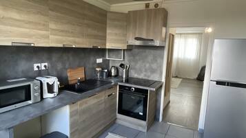 Réfrigérateur, micro-ondes, four, plaque de cuisson