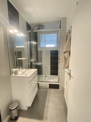 Een douche, een haardroger, handdoeken, zeep
